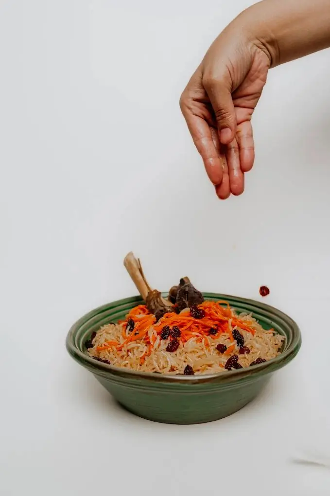 Qabli palaw plated with raisins